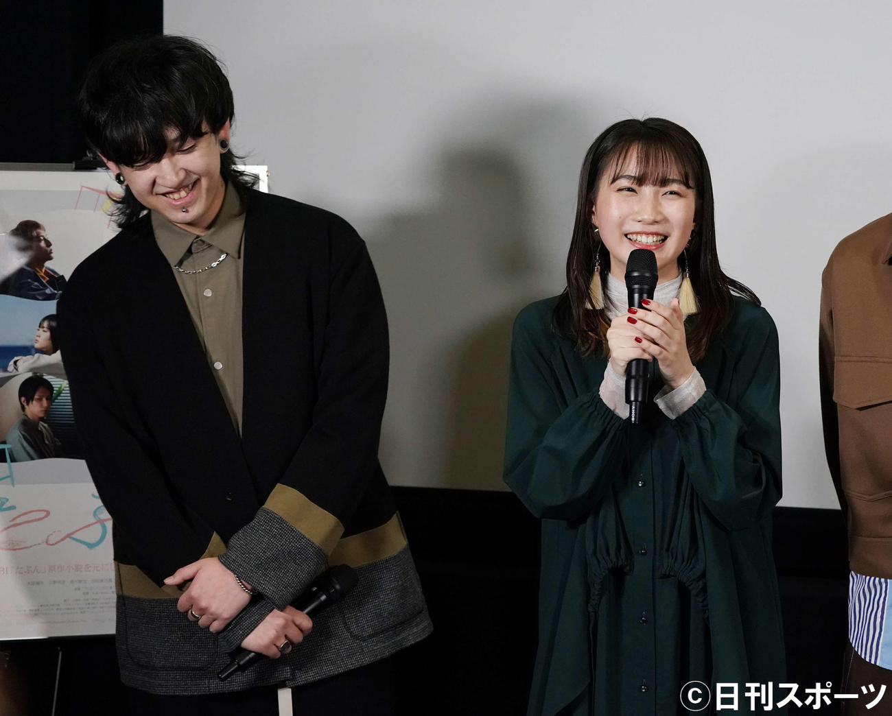 YOASOBIのIkura（右）とAyase（2020年11月撮影）