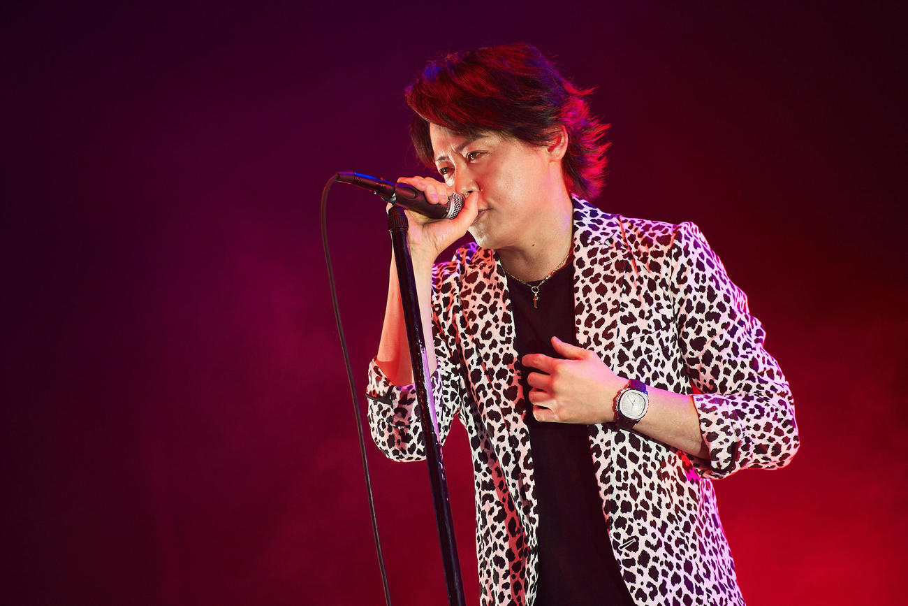 歌唱するLUNA SEAのRYUICHI