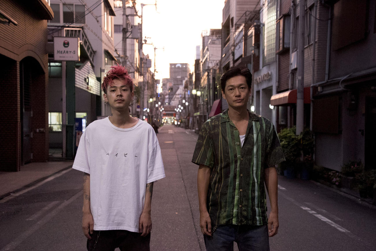ニワトリ☆フェニックスに出演する成田凌（左）と井浦新（C）映画「ニワトリ☆フェニックス」製作委員会　