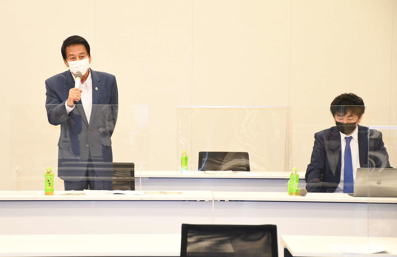 「超党派　日本国際ダンス連盟（FIDA JAPAN）を応援する議員連盟」第2回総会であいさつする杉良太郎（左）。右は神田勘太朗会長（撮影・大友陽平）