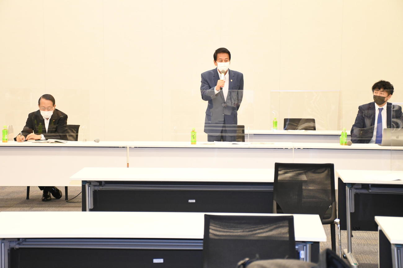 「超党派　日本国際ダンス連盟（FIDA JAPAN）を応援する議員連盟」第2回総会であいさつする杉良太郎（中央）。左は発起人の平沢勝栄復興相、右は神田勘太朗会長（撮影・大友陽平）