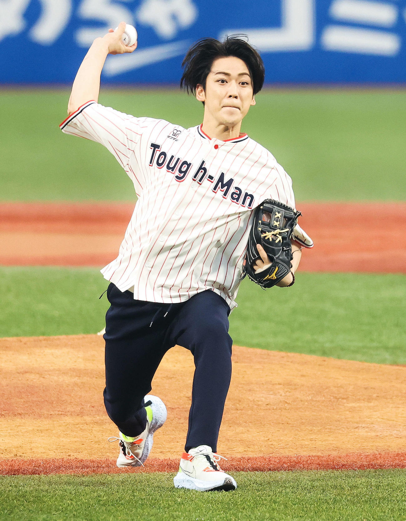 ヤクルト対西武　始球式で力投するKAT－TUNの亀梨和也（撮影・河田真司）
