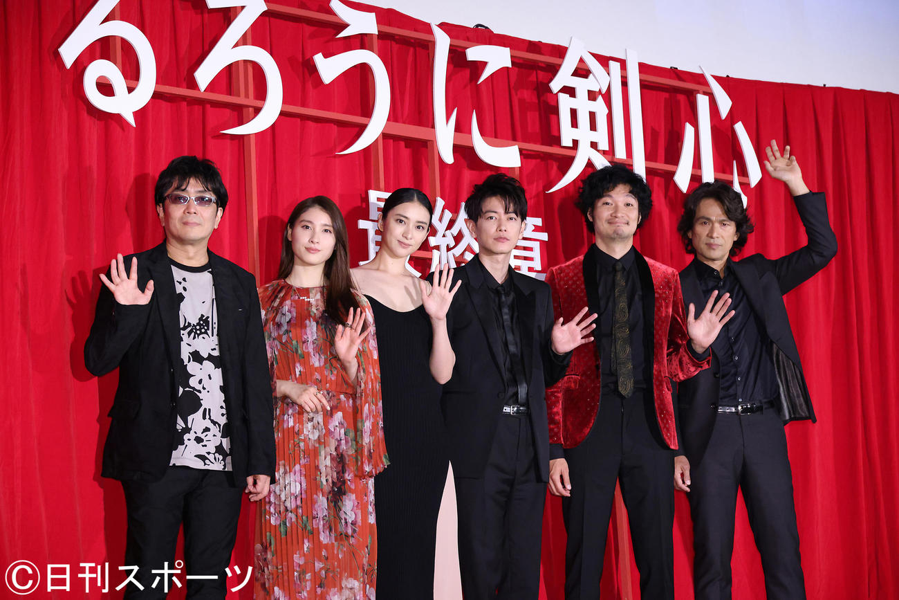 丸の内ピカデリー　映画「るろうに剣心　最終章　The Final」舞台あいさつで手を振る左から大友啓史監督、土屋太鳳、武井咲、佐藤健、青木崇高、江口洋介（撮影・中島郁夫）