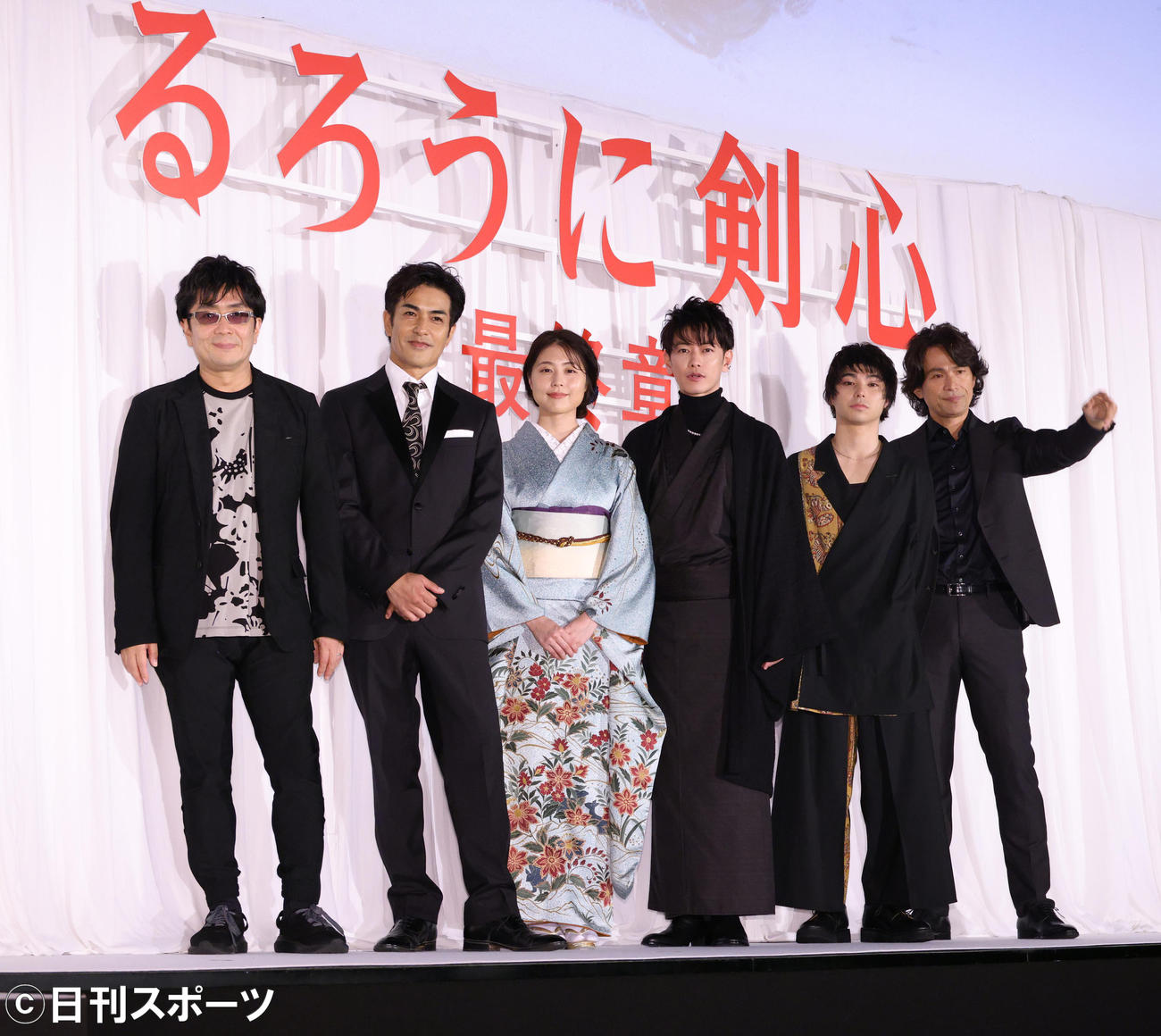 映画「るろうに剣心　最終章　The Beginning」舞台あいさつ　左から大友啓史監督、北村一輝、有村架純、佐藤健、村上虹郎、江口洋介（撮影・中島郁夫）