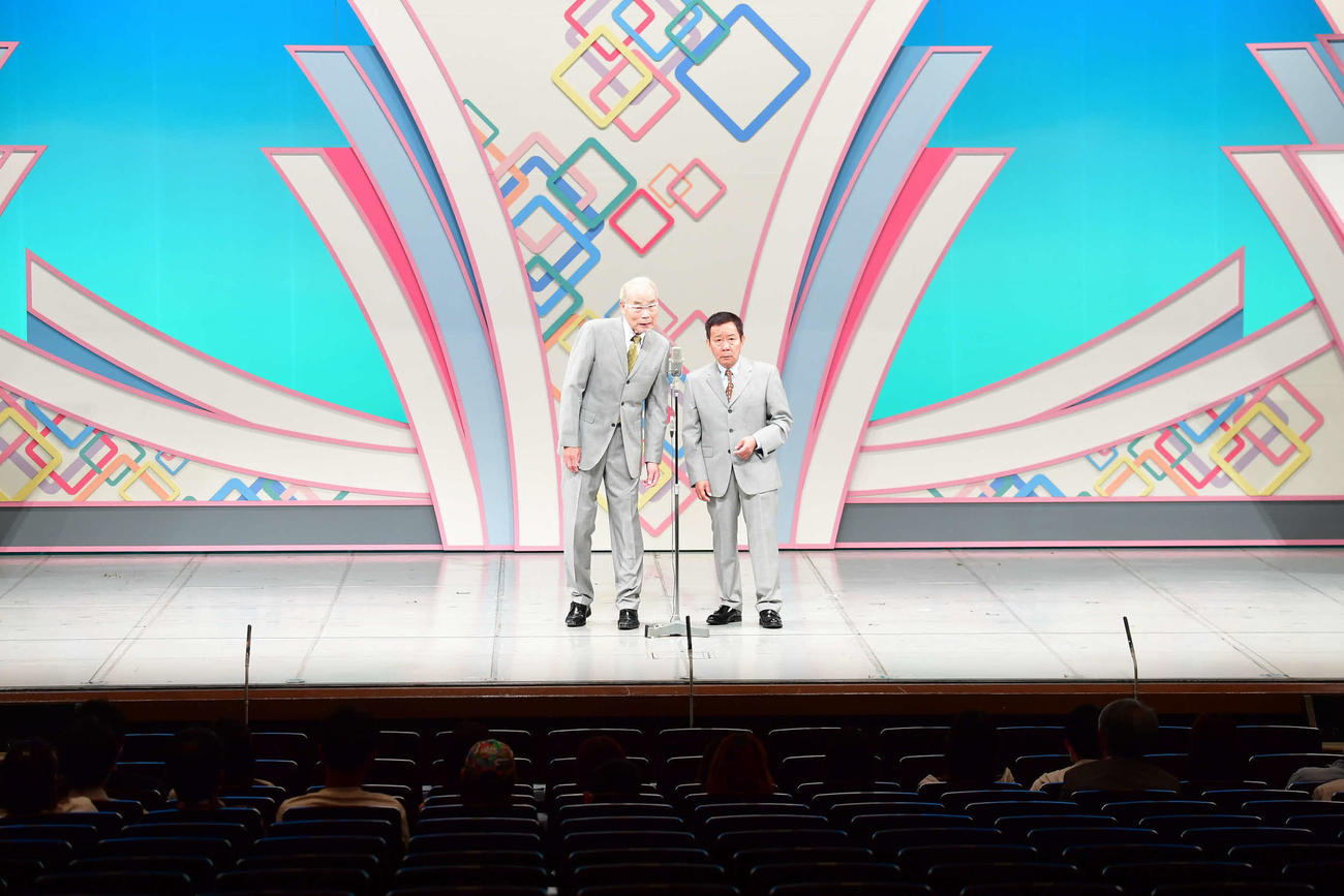 有観客公演を再開したなんばグランド花月で漫才をするオール阪神（右）とオール巨人（吉本興業提供）
