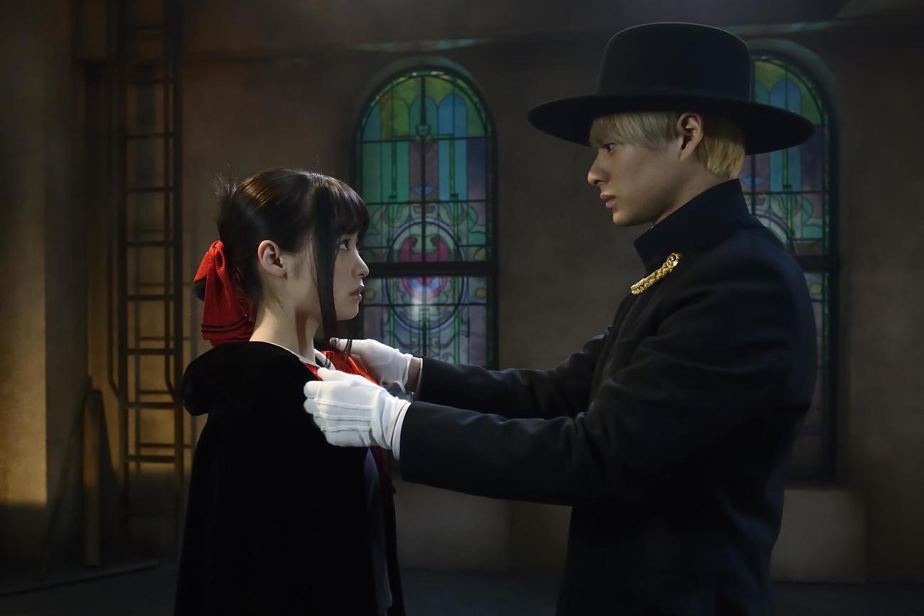 映画「かぐや様は告らせたい　～天才たちの恋愛頭脳戦～　ファイナル」のワンシーン。主演の平野紫耀（右）と橋本環奈
