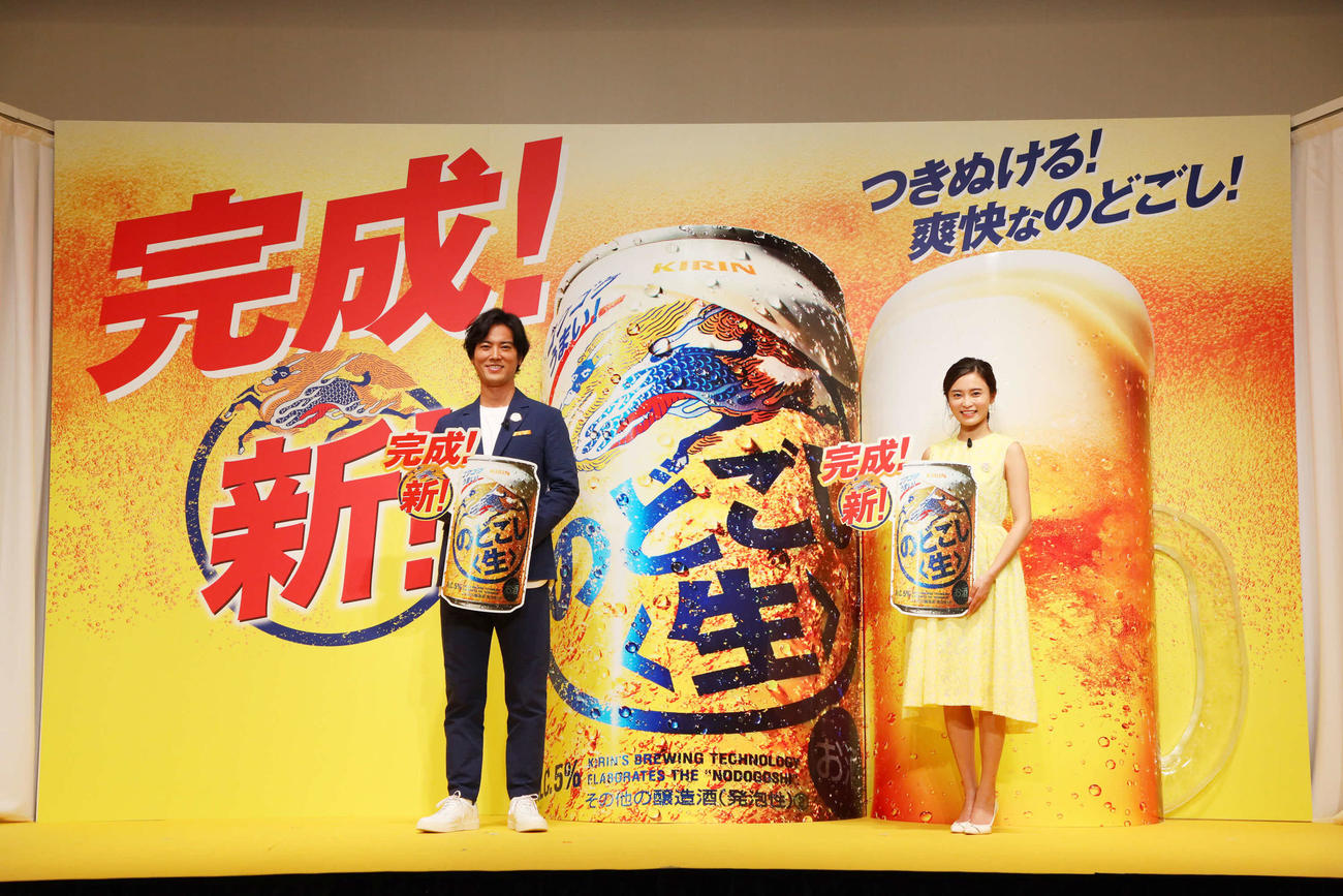 キリンビール「新『のどごし生』磨き抜かれたうまさ完成披露会」に出席した小島瑠璃子（右）と桐谷健太