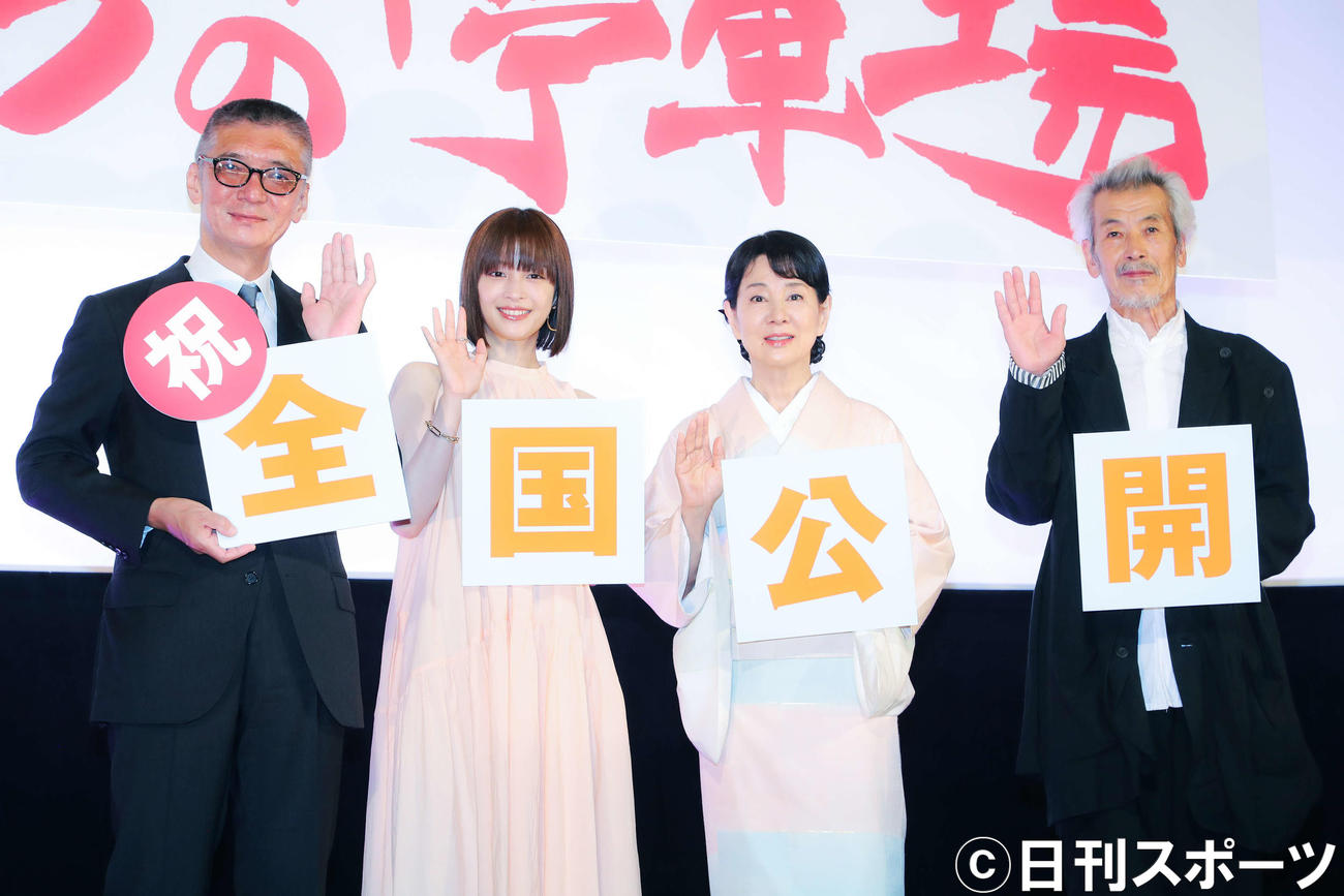 フォトセッションで笑顔で手を振る、左から成島出監督、広瀬すず、吉永小百合、田中泯（撮影・河田真司）