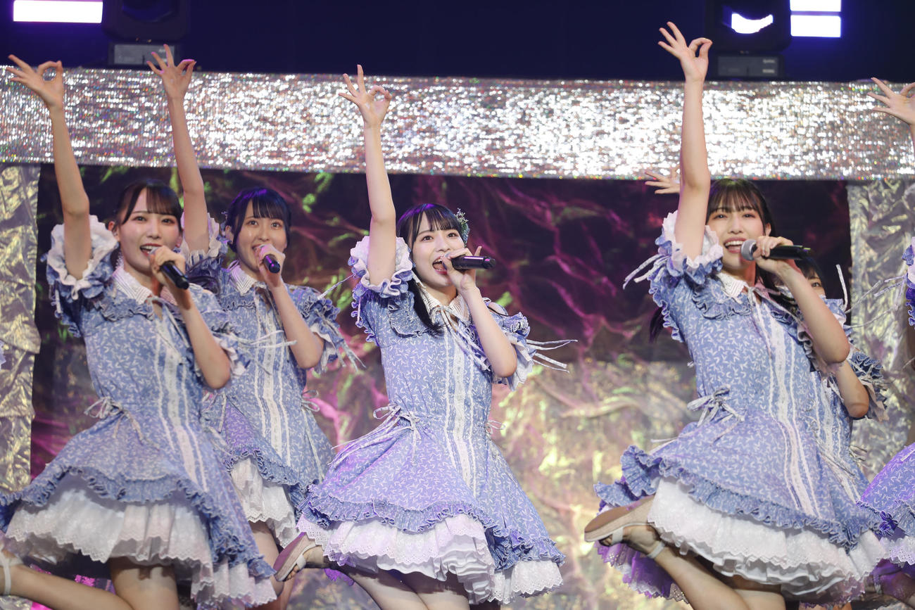 初の有観客での単独コンサートを行った≠ME。左から鈴木瞳美、川中子奈月心、冨田菜々風、蟹沢萌子（ｃ）YOANI／KING RECORDS