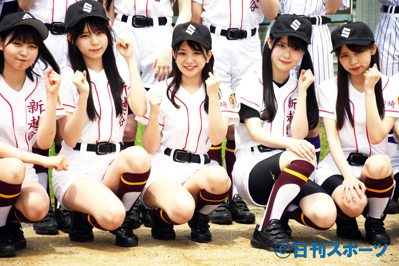舞台「球詠」の野球練習を公開したラストアイドルの、左から小澤愛実、大森莉緒、長月翠、松本ももな、篠原望（撮影・大友陽平）