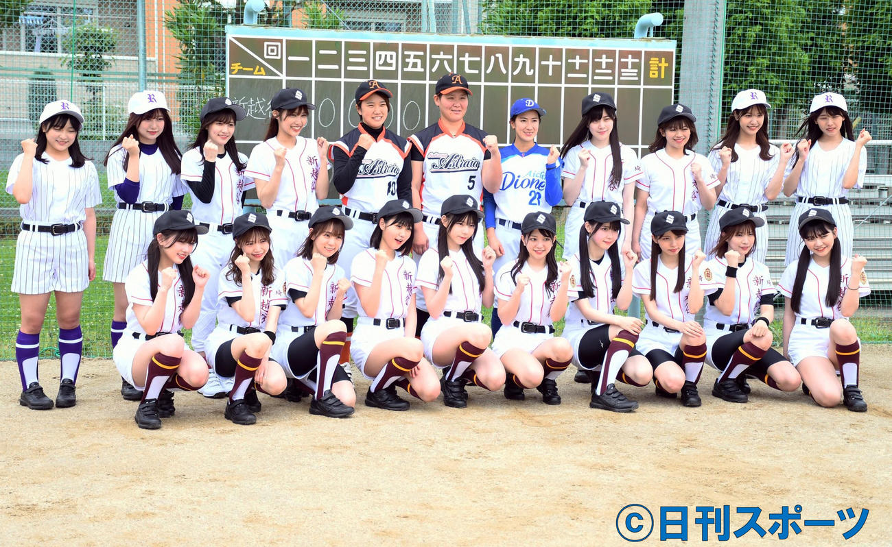 舞台「球詠」の野球練習を公開したラストアイドル。前列左から大場結女、畑美紗起、白石真菜、小澤愛実、大森莉緒、長月翠、松本ももな、篠原望、高橋みのり、籾山ひめり、後列左から宇田川桜夢、町田穂花、奥村優希、栗田麻央、柳理菜、岩谷美里、西山小春、間島和奏、岡村茉奈、鈴木遥夏、高橋美海（撮影・大友陽平）