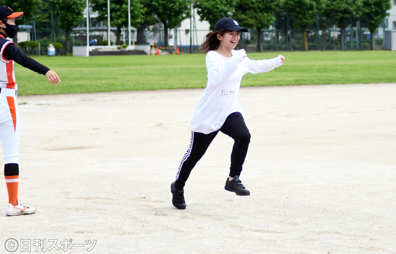 舞台「球詠」の野球練習を公開しベースランニングするラストアイドルの岡村茉奈（撮影・大友陽平）