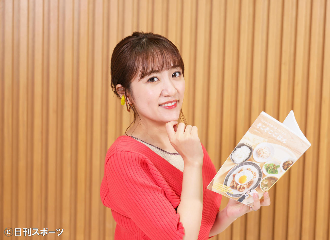 初のレシピ本「たかみなの毎日食べたくなる　そこそこごはん」を発売する高橋みなみ（撮影・足立雅史）