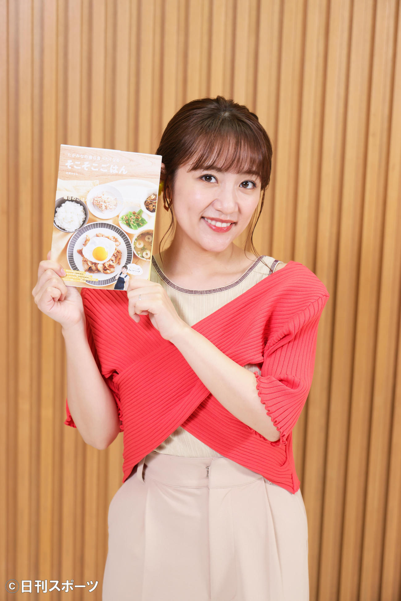 初のレシピ本「たかみなの毎日食べたくなる　そこそこごはん」を発売する高橋みなみ（撮影・足立雅史）