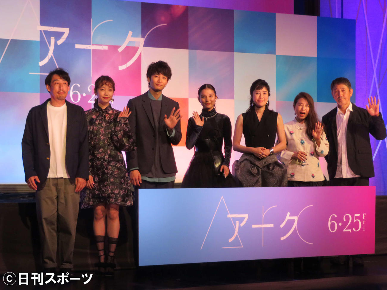 映画「Arc　アーク」完成報告会に登壇した、前列左から岡田将生、芳根京子、寺島しのぶ、石川慶監督、小林薫、風吹ジュン、清水くるみ（撮影・村上幸将）