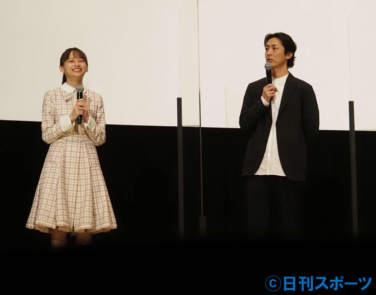 アニメ映画「さよなら私のクラマー　ファーストタッチ」完成記念イベントに出席した日向坂46影山優佳（左）とナインティナイン矢部浩之（撮影・遠藤尚子）