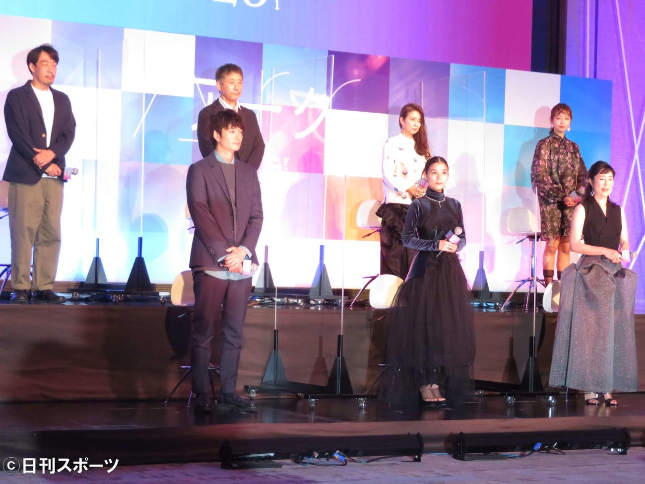 映画「Arc　アーク」完成報告会に登壇した、前列左から岡田将生、芳根京子、寺島しのぶ、石川慶監督、小林薫、風吹ジュン、清水くるみ（撮影・村上幸将）