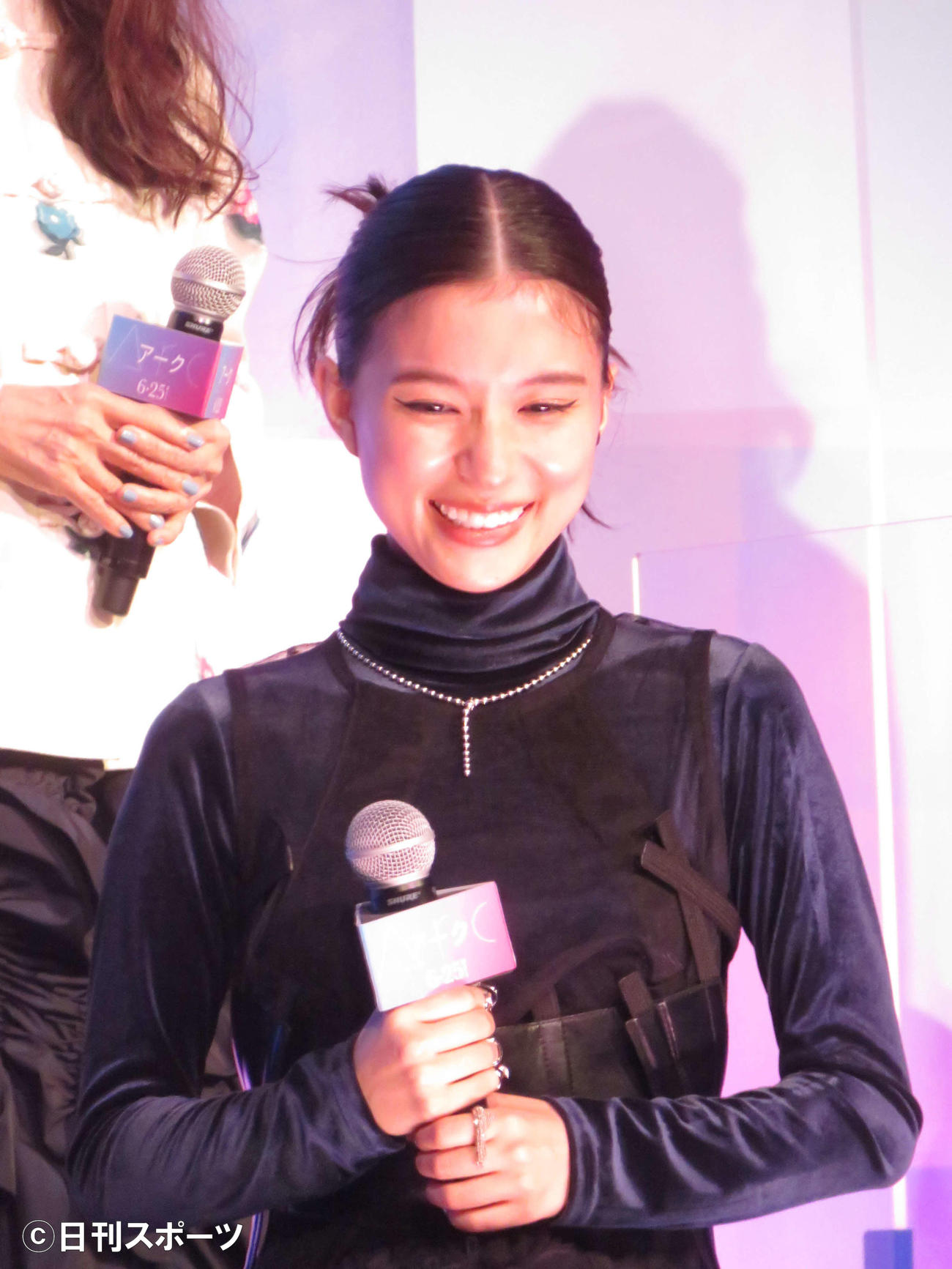 映画「Arc　アーク」完成報告会で笑みを浮かべる芳根京子（撮影・村上幸将）