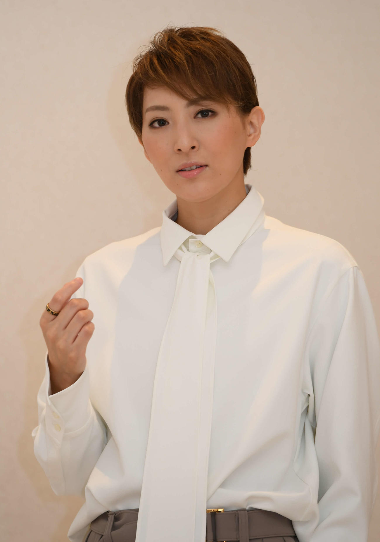 月組トップ珠城りょう、最後のインタビューは白いシャツ姿で