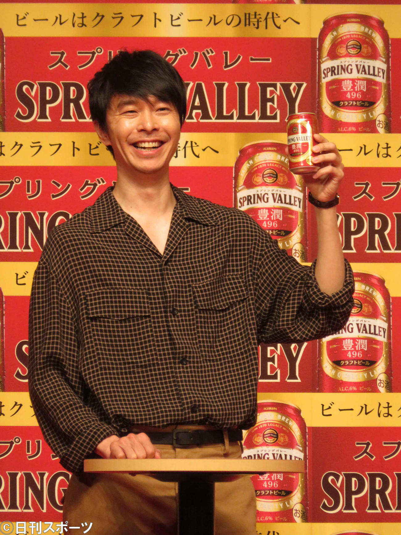 祝杯式で笑顔でビールを飲む長谷川博己（撮影・村上幸将）