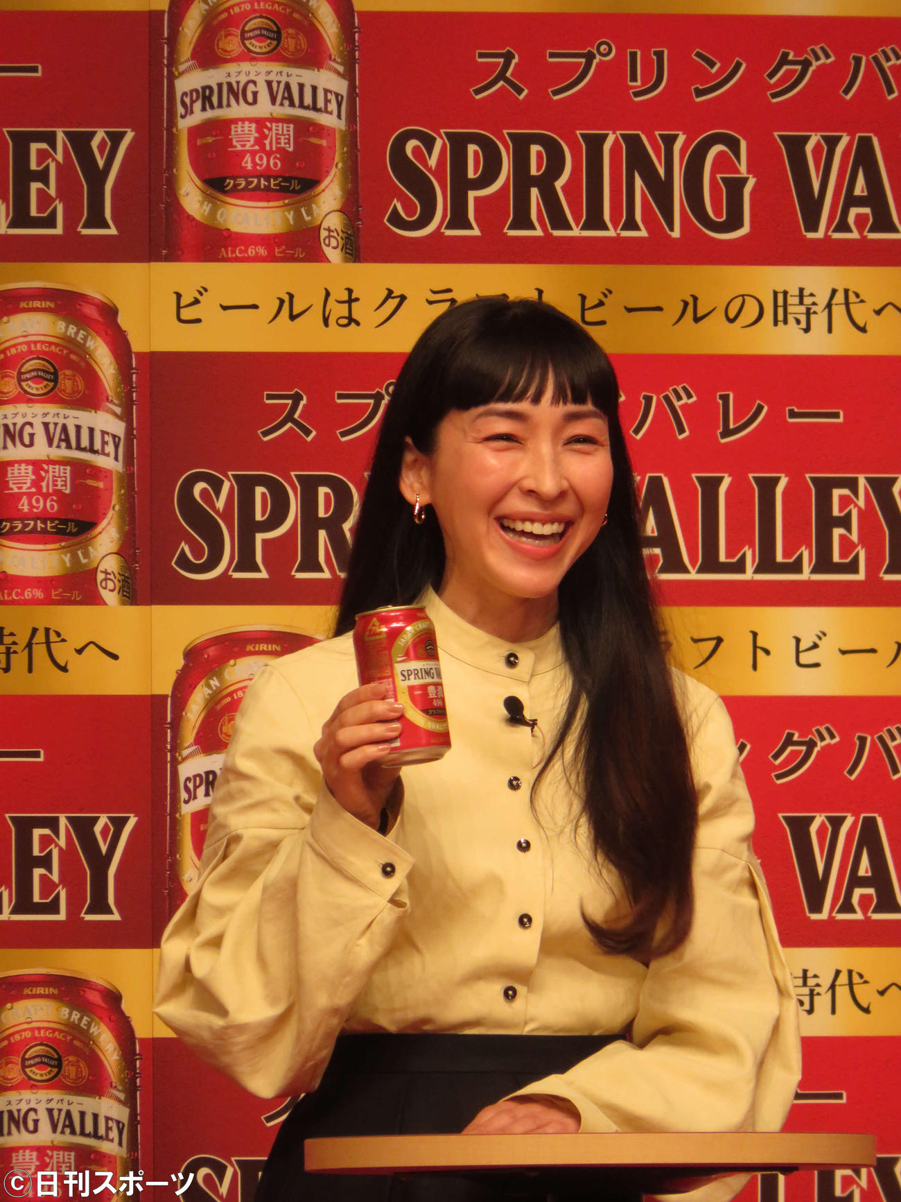 キリンのクラフトビール「SPRING VALLEY　豊潤＜496＞」の「ビールはクラフトビールの時代へ」祝杯式で笑顔でビールを飲む麻生久美子（撮影・村上幸将）