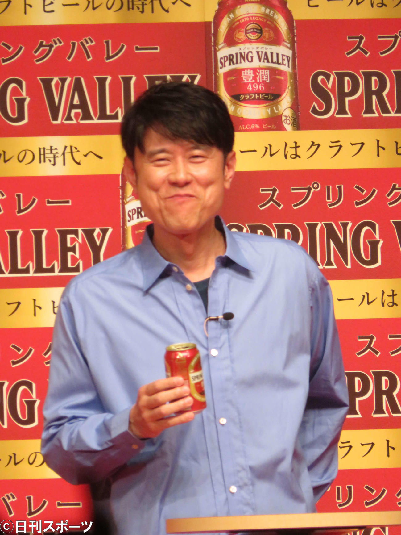 祝杯式で笑顔でビールを飲む原田泰造（撮影・村上幸将）