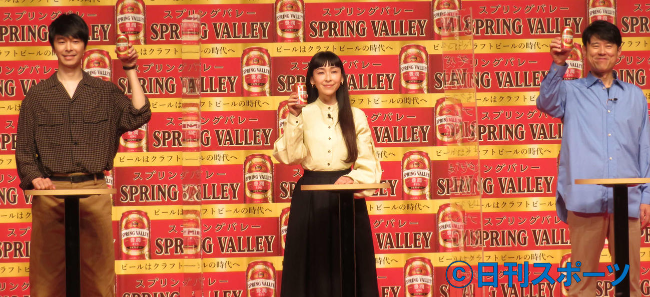 キリンのクラフトビール「SPRING VALLEY　豊潤＜496＞」の「ビールはクラフトビールの時代へ」祝杯式で乾杯する、左から長谷川博己、麻生久美子、原田泰造（撮影・村上幸将）