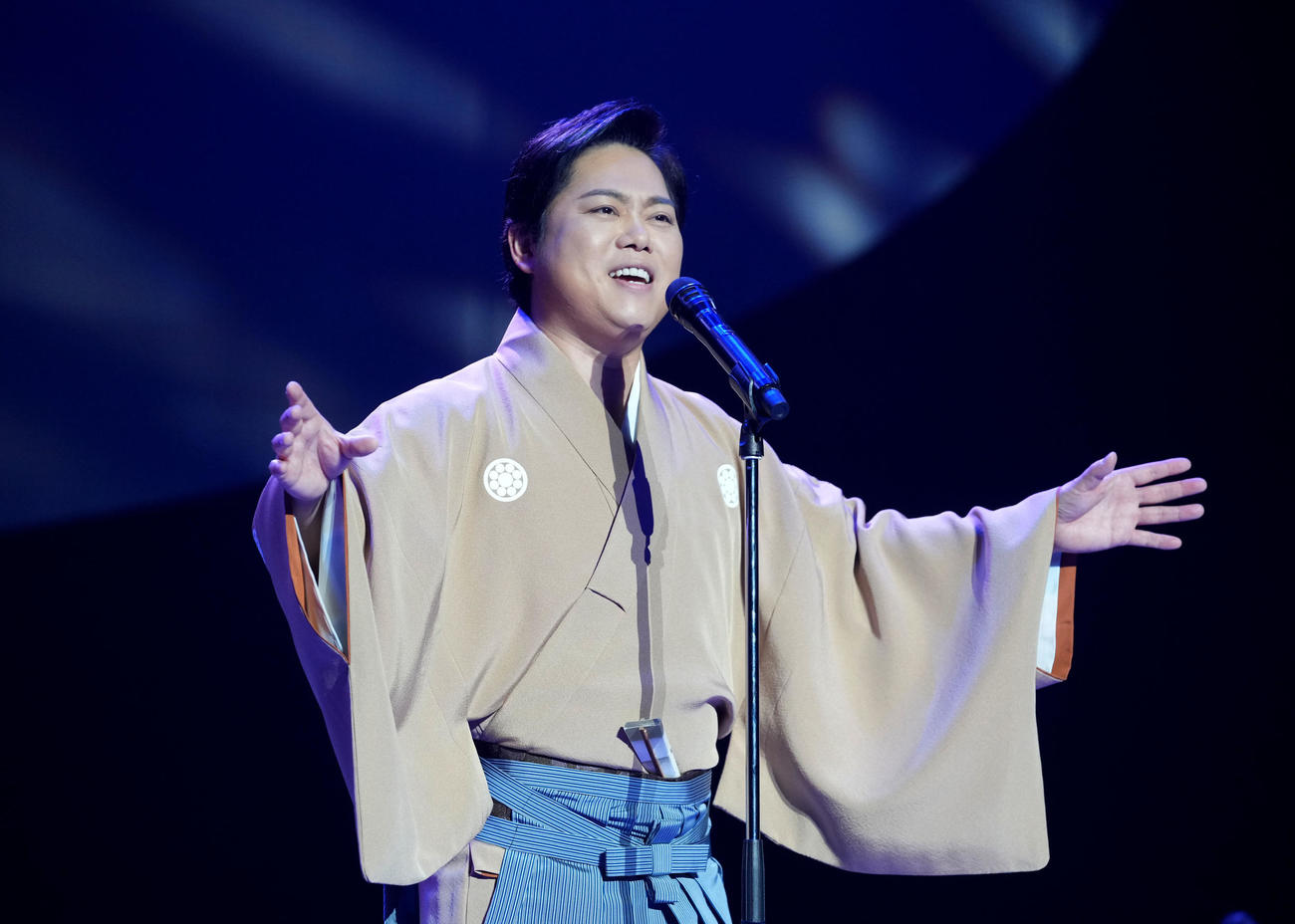 長編歌謡浪曲を熱唱する三山ひろし