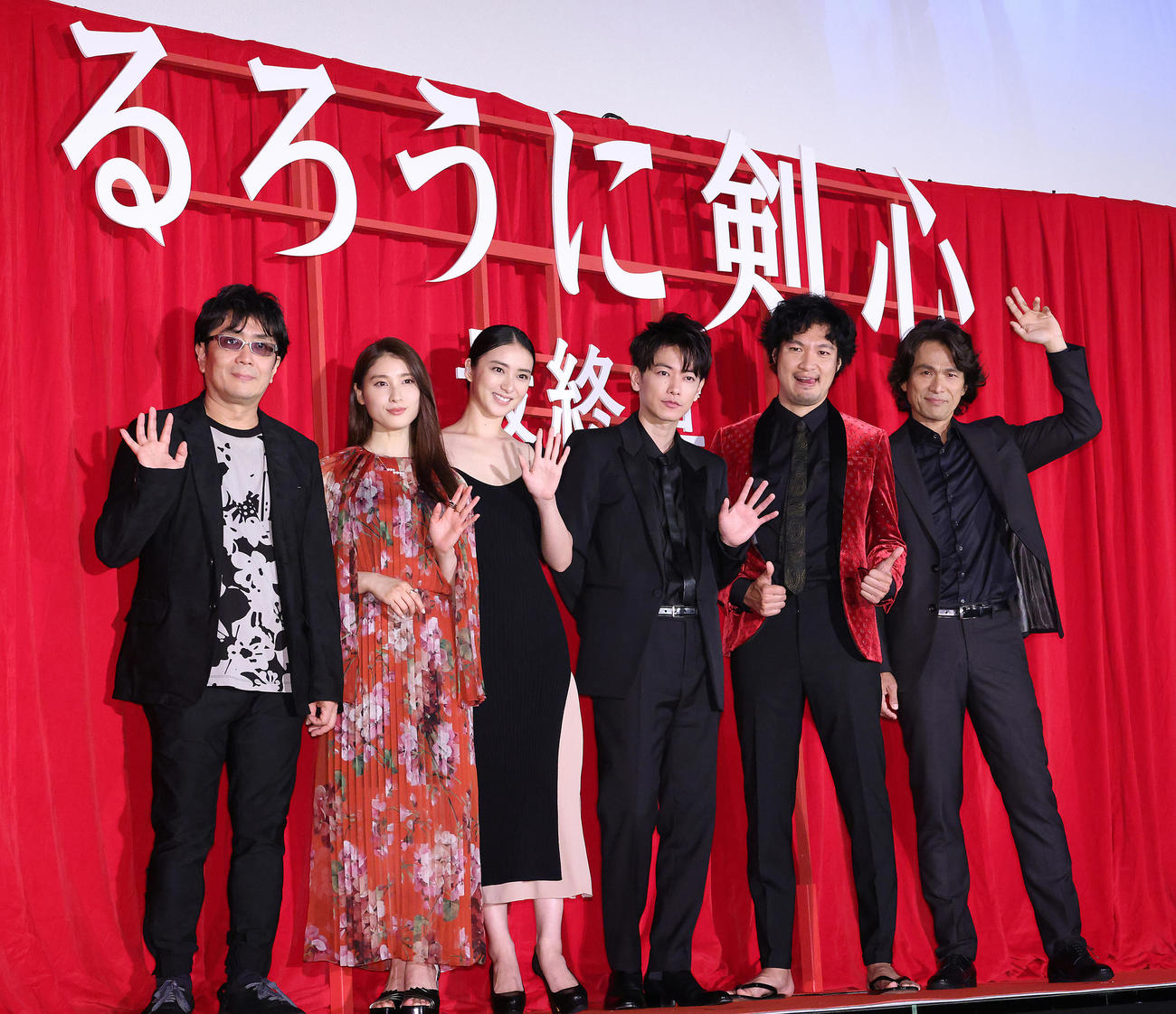 丸の内ピカデリー　映画「るろうに剣心　最終章　The Final」舞台あいさつで手を振る左から大友啓史監督、土屋太鳳、武井咲、佐藤健、青木崇高、江口洋介（撮影・中島郁夫）