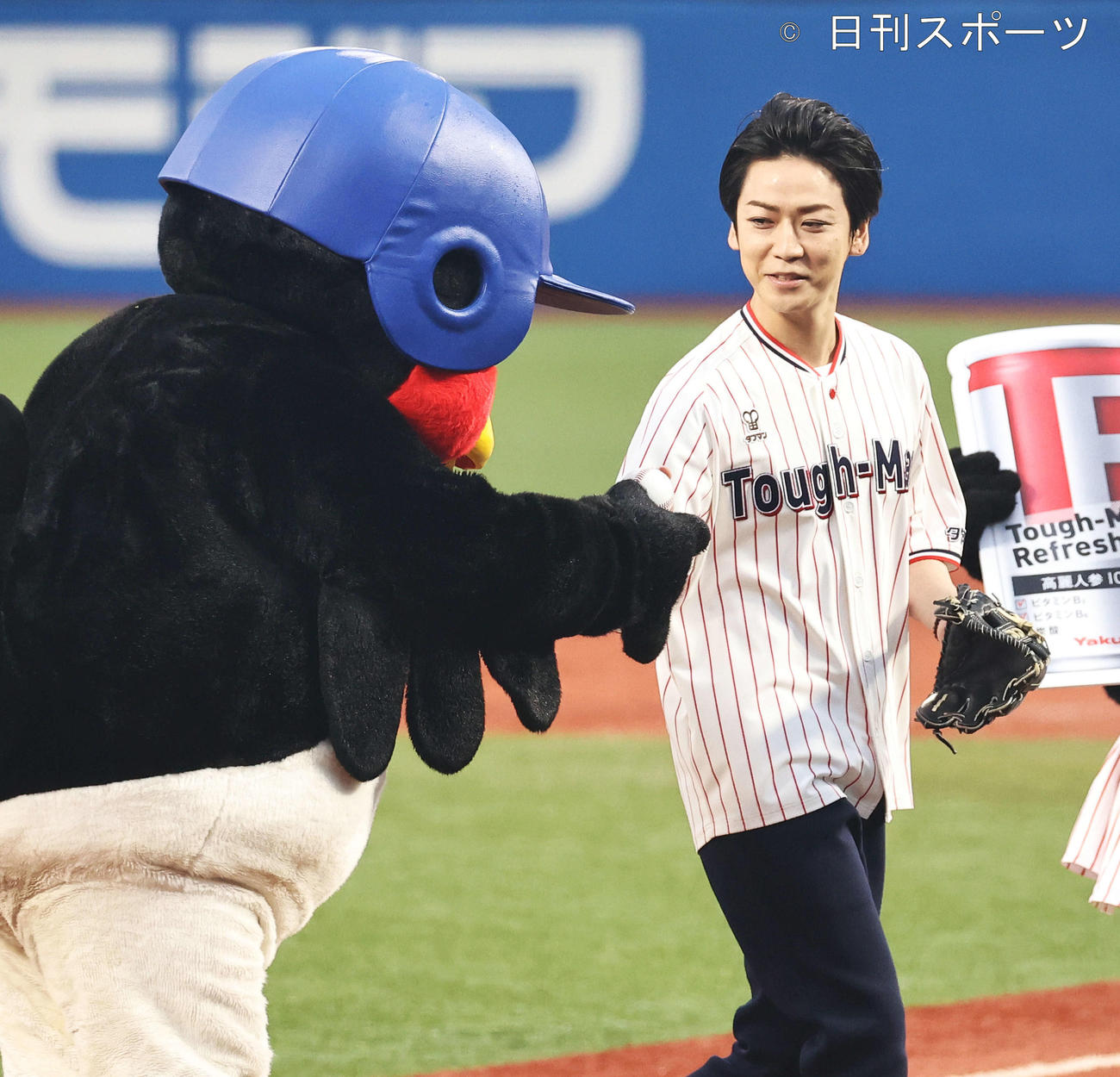 ヤクルト対西武　始球式を終え、つば九郎（左）から記念級を受け取るKAT－TUN亀梨和也（撮影・河田真司）