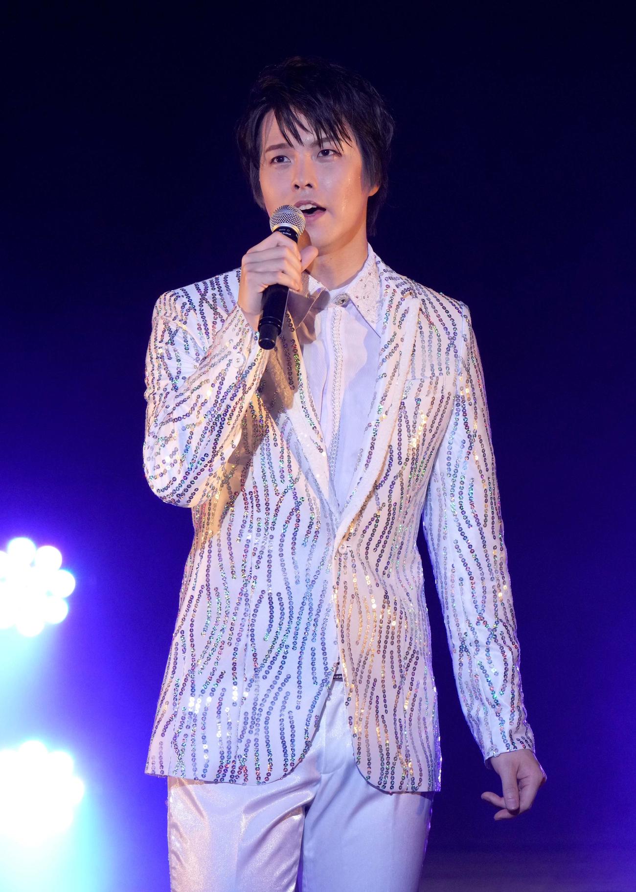 1年ぶりのコンサートで熱唱する松尾雄史