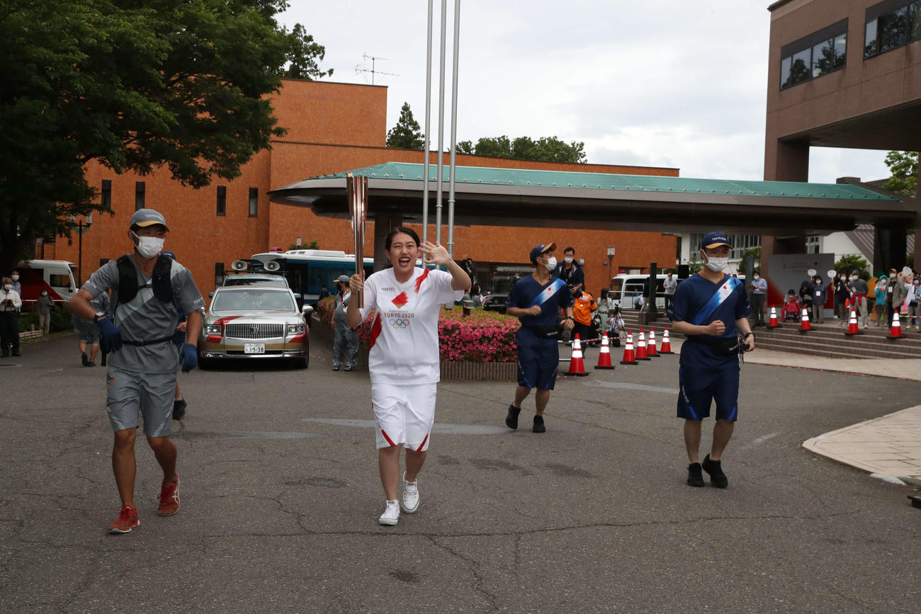 新潟県1日目第1区間で聖火ランナーを務めたお笑いタレントの横澤夏子（中央）（代表撮影）