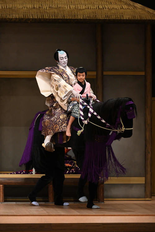 京都・南座で初共演した市川海老蔵と長男の堀越勸玄君（C）松竹