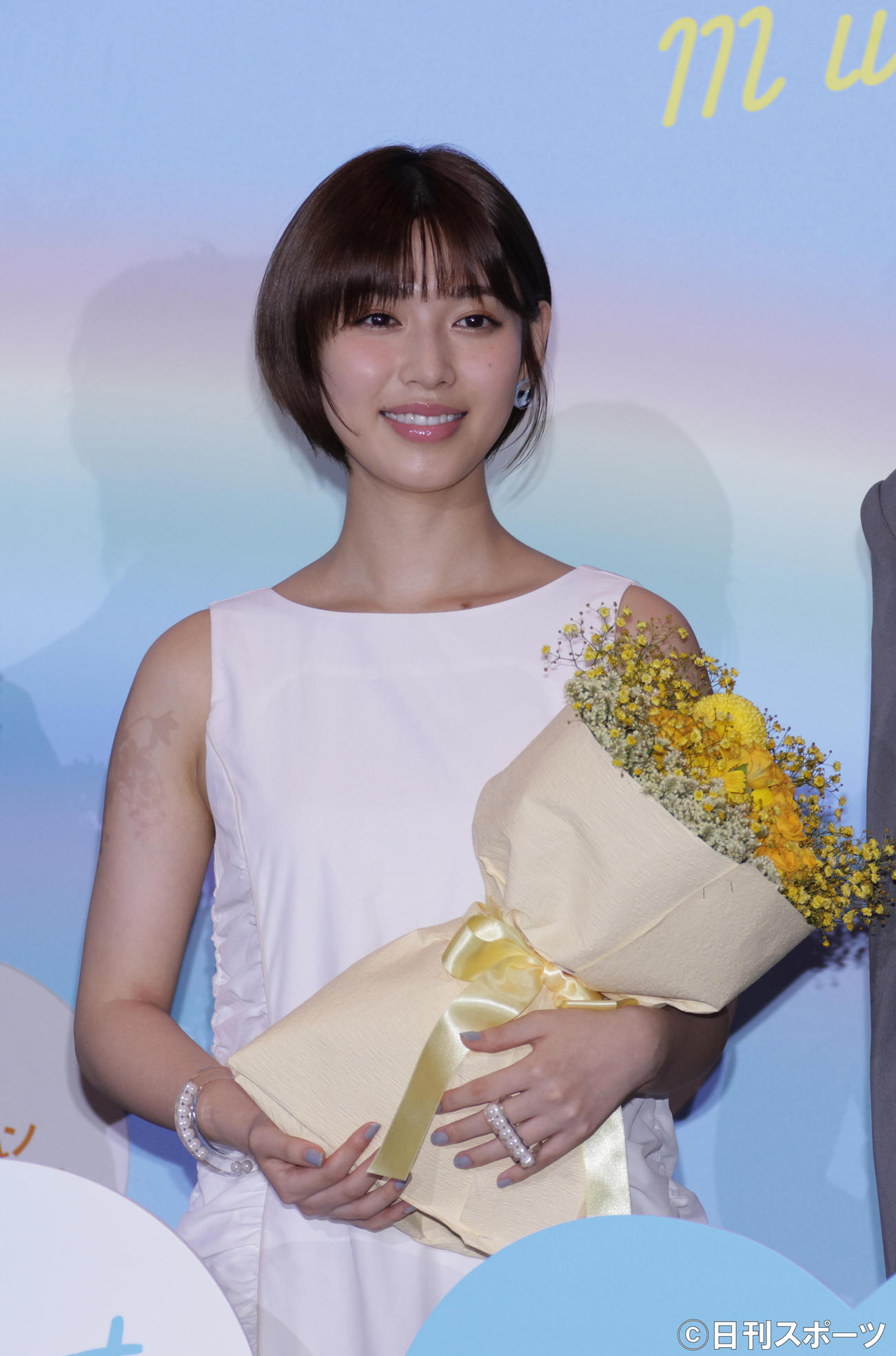 「胸が鳴るのは君のせい」舞台あいさつで高橋洋人監督から贈られた花束を手にする白石聖（撮影・中島郁夫）