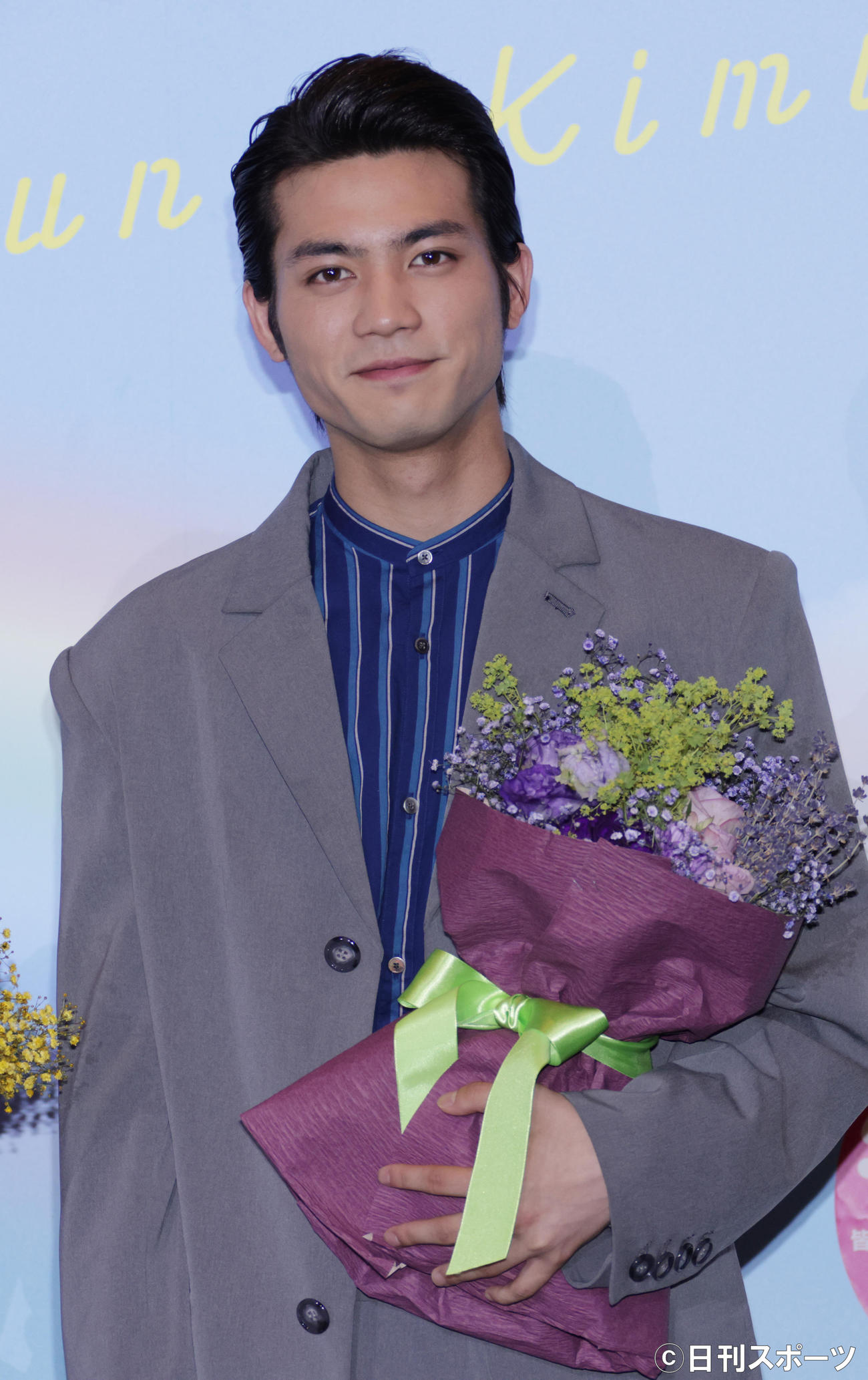 「胸が鳴るのは君のせい」舞台あいさつで高橋洋人監督から贈られた花束を手にする板垣瑞生（撮影・中島郁夫）