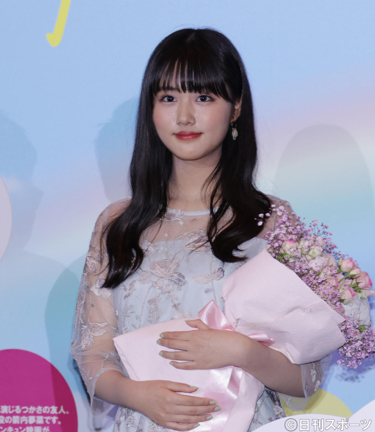 「胸が鳴るのは君のせい」舞台あいさつで高橋洋人監督から贈られた花束を手にする原菜乃華（撮影・中島郁夫）