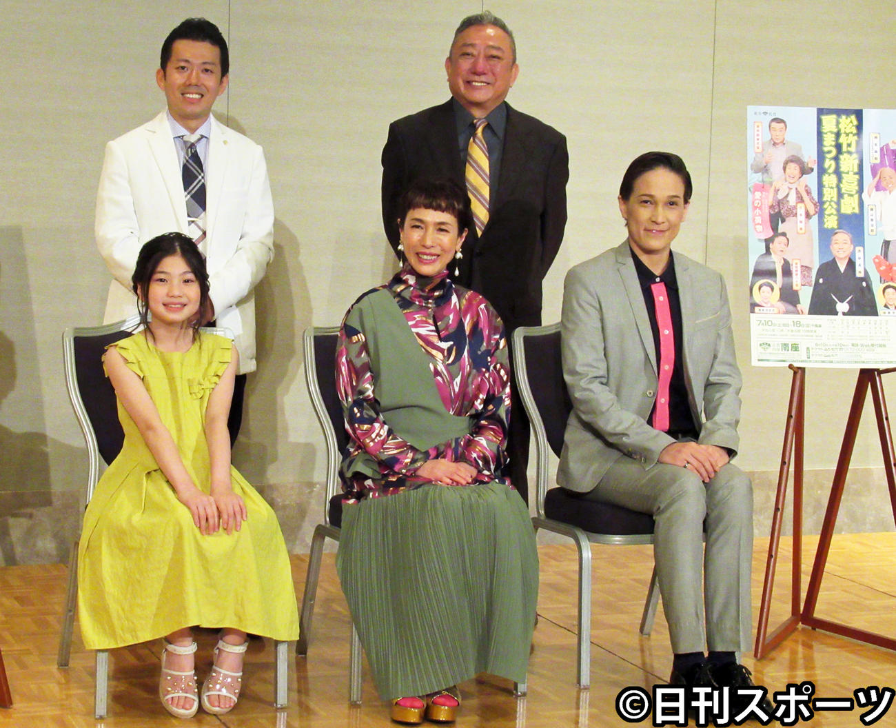 「松竹新喜劇　夏まつり特別公演」の会見に出席した前列右から桐生麻耶、久本雅美、毎田暖乃。後列右から渋谷天外、藤山扇治郎（撮影・星名希実）