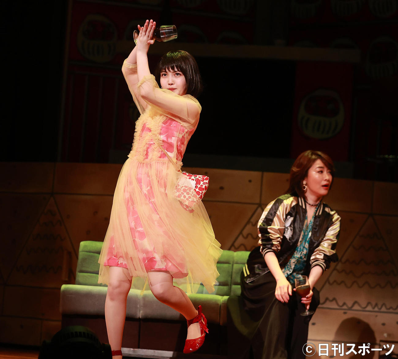 舞台「夜は短し歩けよ乙女」の通し稽古を行う久保史緒里（左）と鈴木砂羽（撮影・野上伸悟）