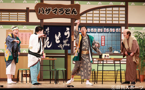 間寛平(右)の「芸能生活50周年+1記念ツアー」舞台でサプライズで登場した明石家さんま(同2人目)。左は村上ショージ。左から2人目はジミー大西(撮影・浅見桂子)