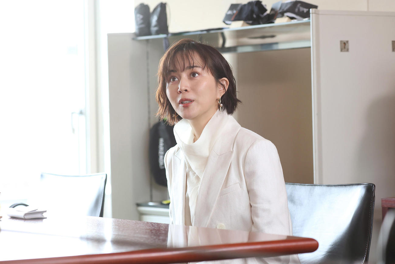 クランクインしたフジテレビの連続ドラマ「推しの王子様」で主人公の日高泉美を演じる比嘉愛未