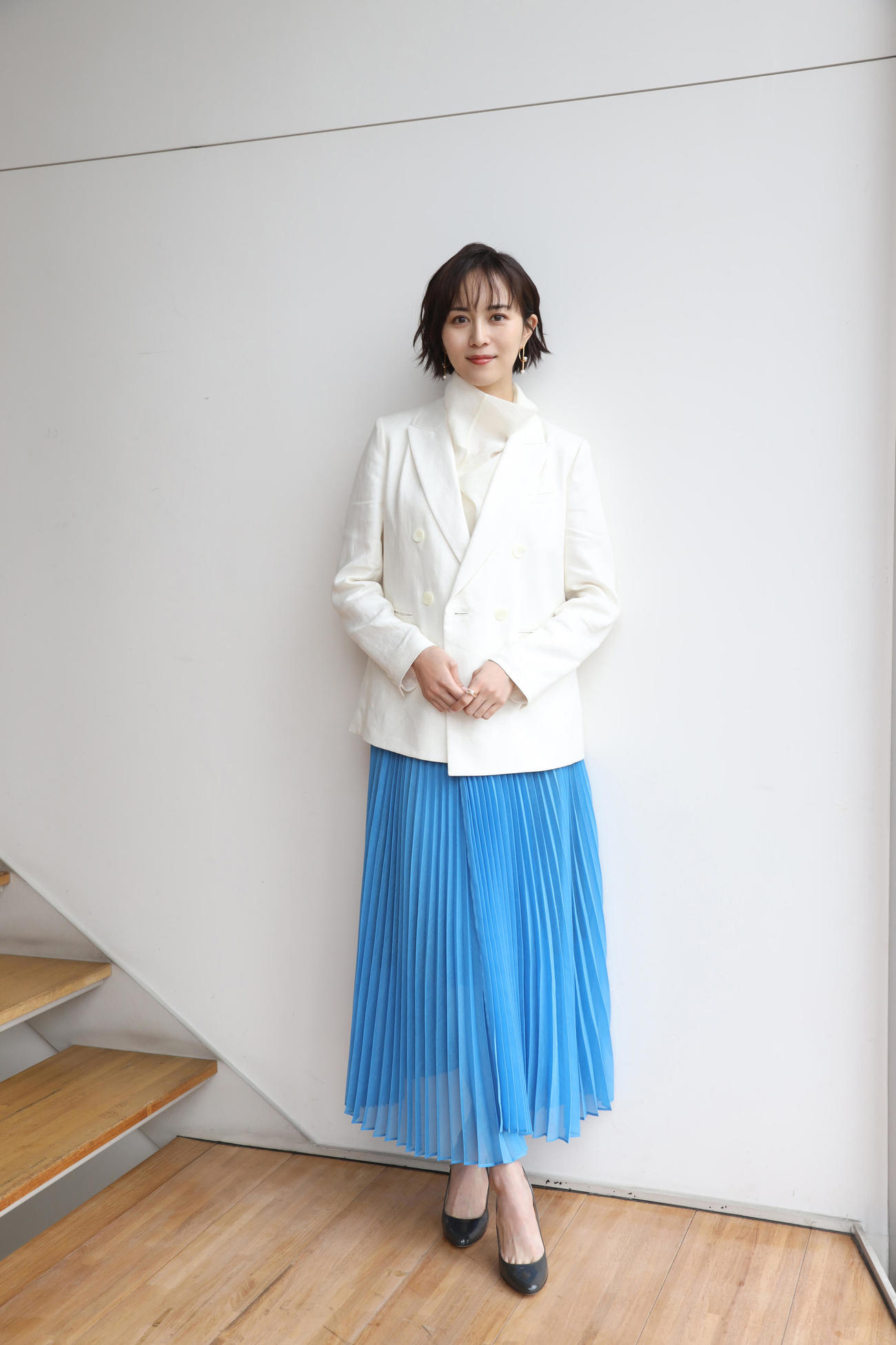 フジテレビの連続ドラマ「推しの王子様」の主人公・日高泉美の衣装姿の比嘉愛未