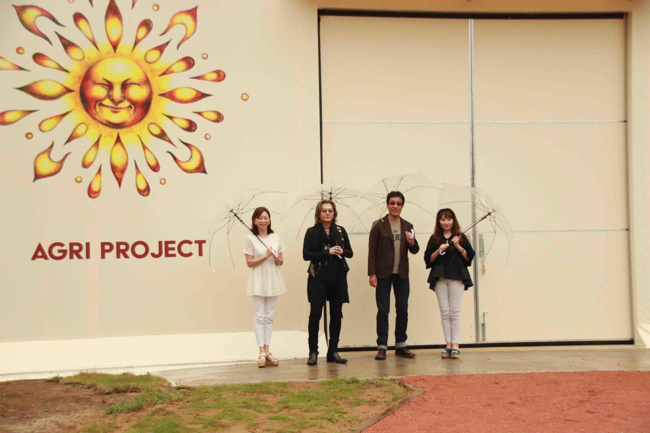 農業とエンターテインメントと再生可能エネルギー活用を融合した「AGRI PROJECT」の一環として田植えを行った、左からMARI、石井竜也、BON、MINAKO