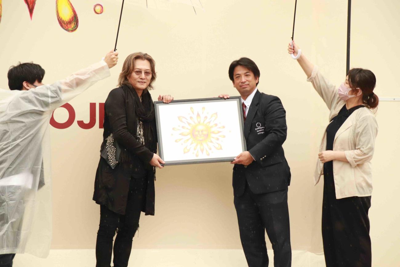 農業とエンターテインメントと再生可能エネルギー活用を融合した「AGRI PROJECT」の一環として田んぼアートを制作する米米CLUB石井竜也（左）となめがたファーマズヴィレッジ佐藤大輔さん