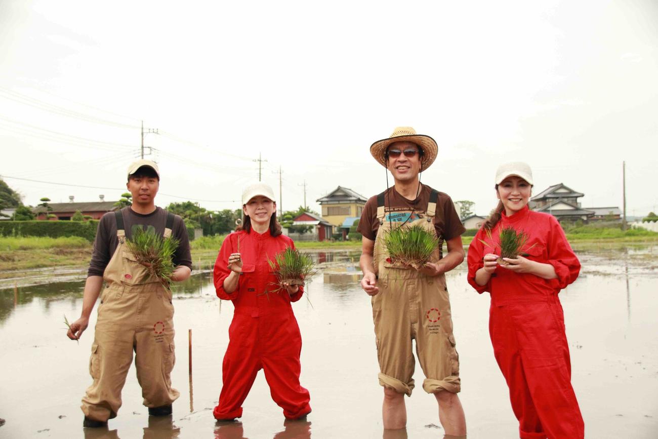 農業とエンターテインメントと再生可能エネルギー活用を融合した「AGRI PROJECT」の一環として田植えを行った、左からスタッフMARI、BON、MINAKO