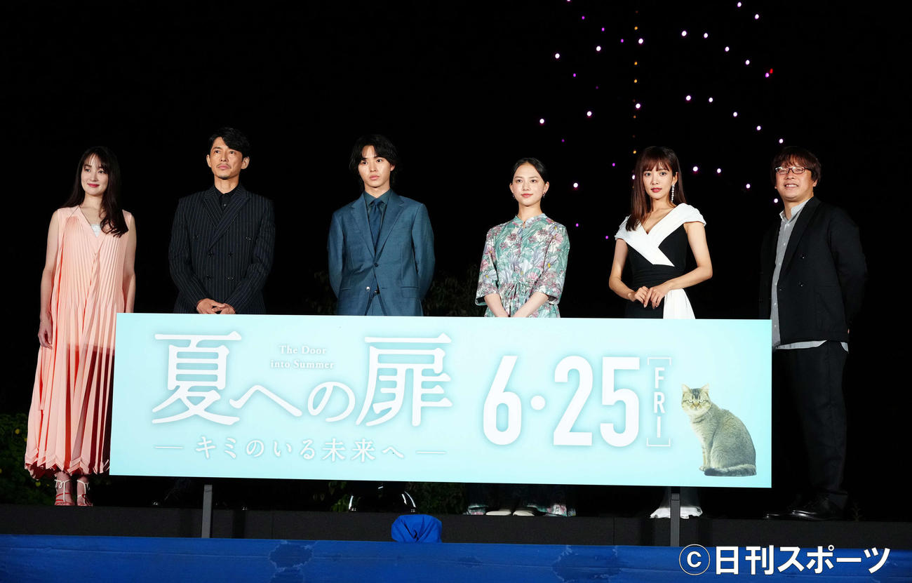 映画「夏への扉－キミのいる未来へ－」公開記念イベントで写真に納まる山崎賢人、清原果耶、夏菜ら（撮影・江口和貴）