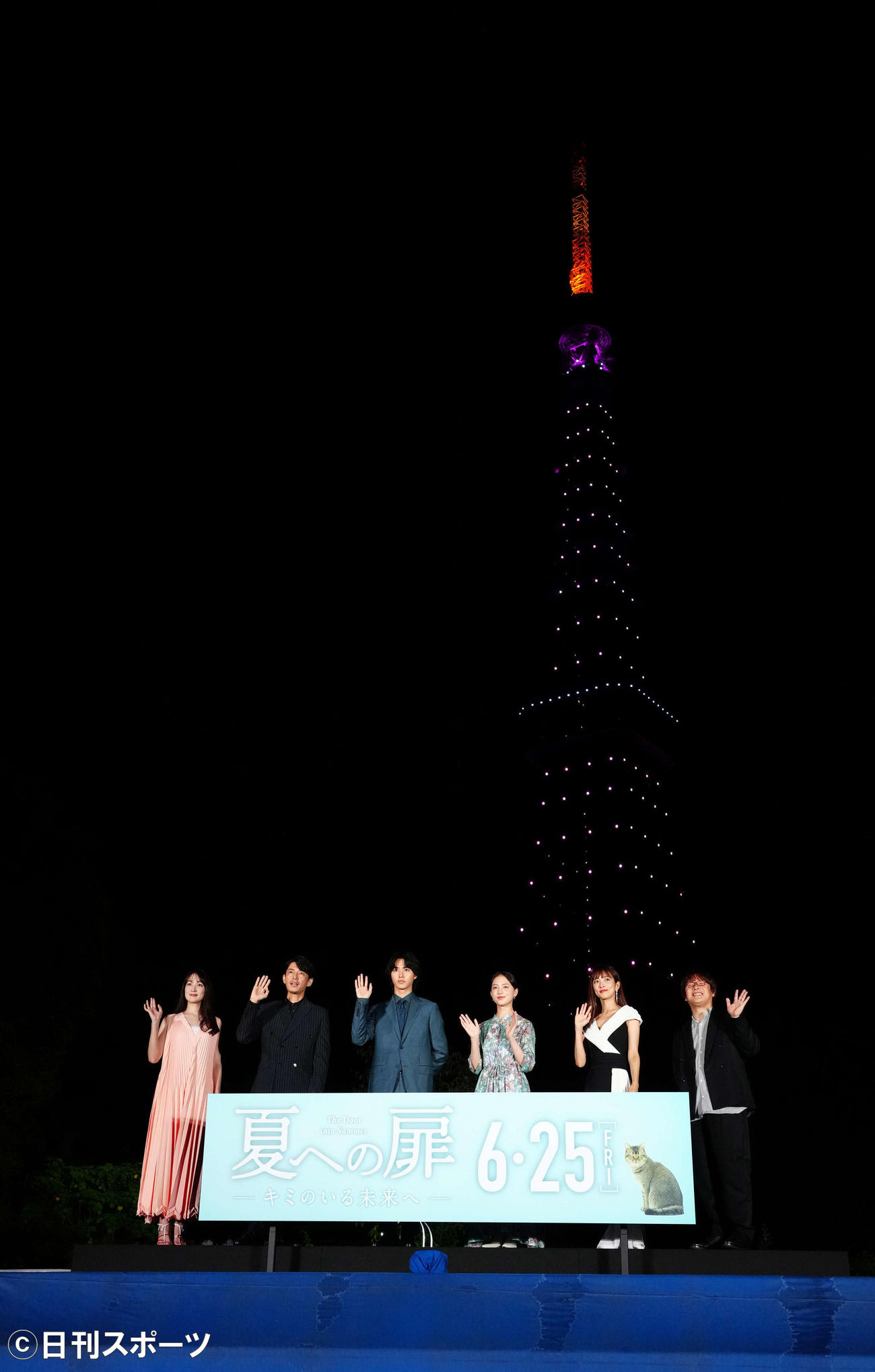映画「夏への扉－キミのいる未来へ－」公開記念イベントで写真に納まる山崎賢人、清原果耶、夏菜ら（撮影・江口和貴）