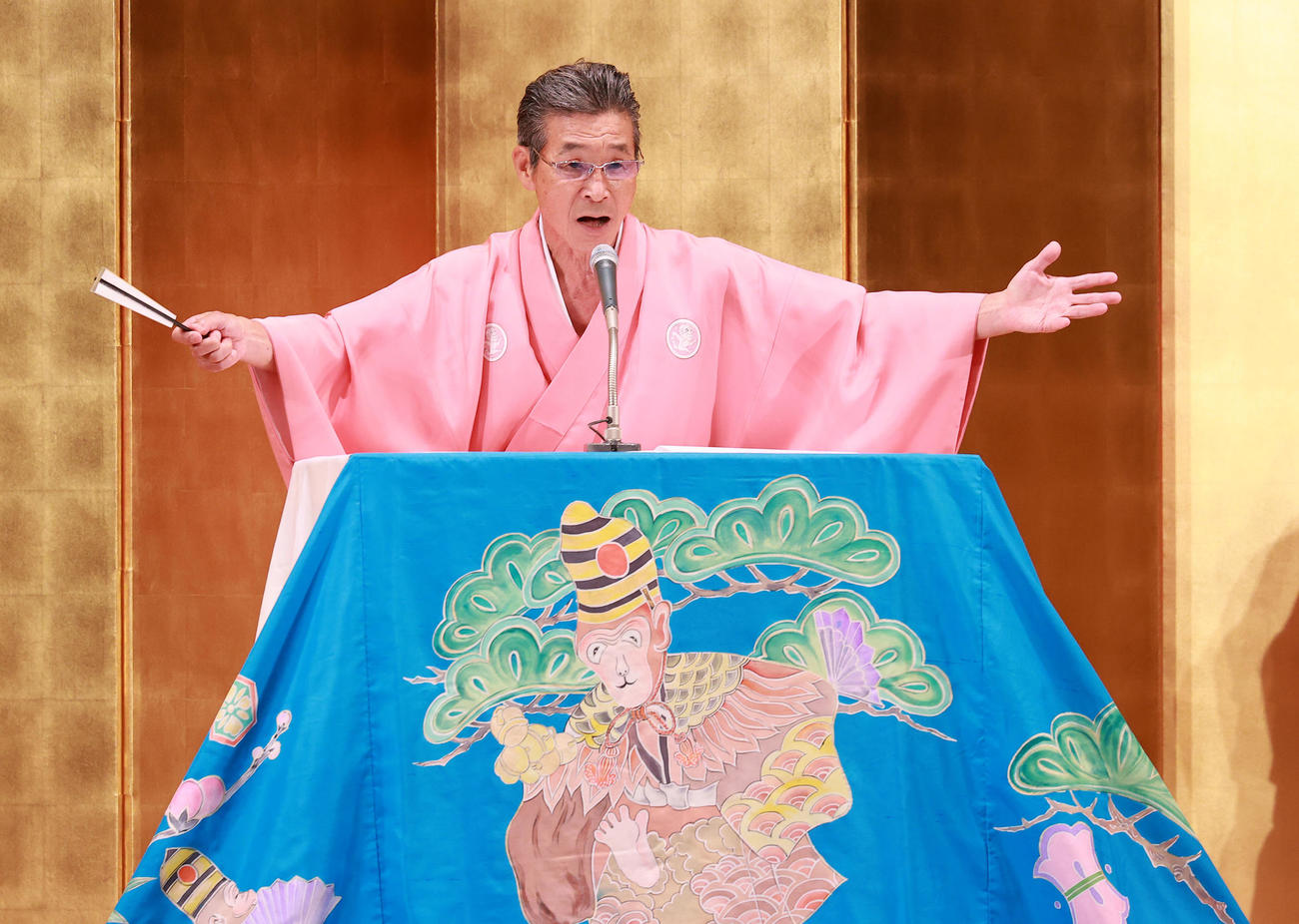 「芸能生活50周年＋1記念ツアー」舞台で浪曲を披露する間寛平（撮影・浅見桂子）