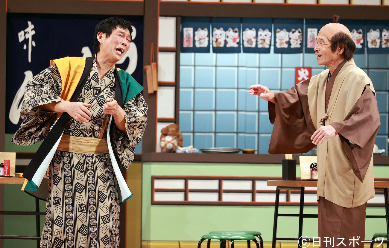 間寛平（右）の「芸能生活50周年＋1記念ツアー」舞台でサプライズで登場した明石家さんま（撮影・浅見桂子）