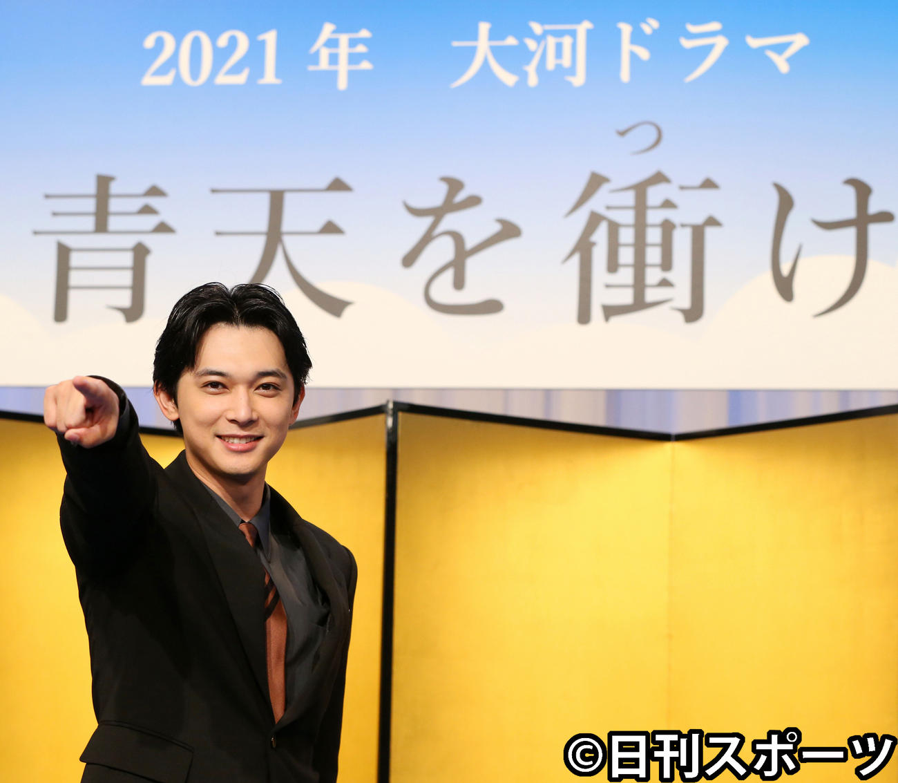 NHK大河ドラマ「青天を衝け」制作・主演発表会見でポーズを決める渋沢栄一役の吉沢亮（2019年9月撮影）