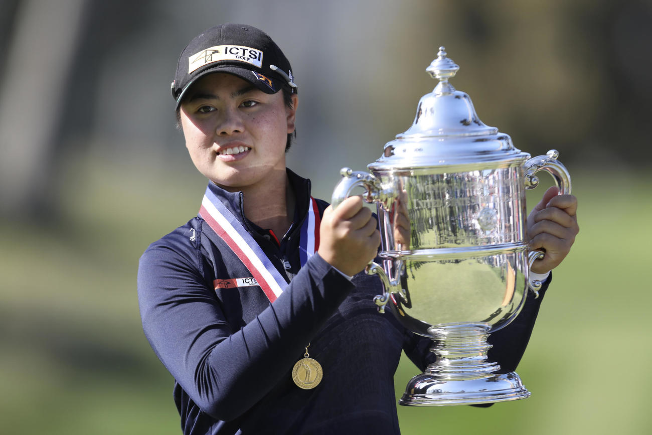 全米女子オープンを制した笹生優花はトロフィーを手に笑顔（AP)
